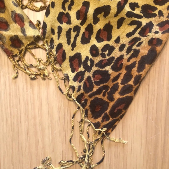 Leopard printed scarf! - Picture 3 of 4